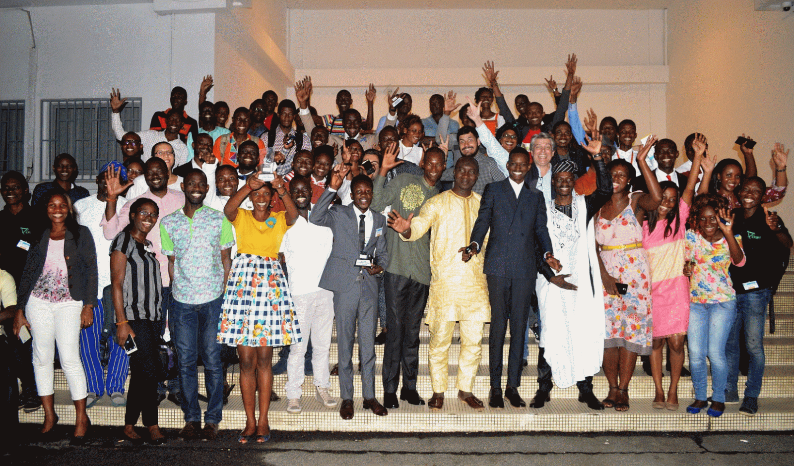 8. Photo de famille avec l'ensemble des participants et mentors